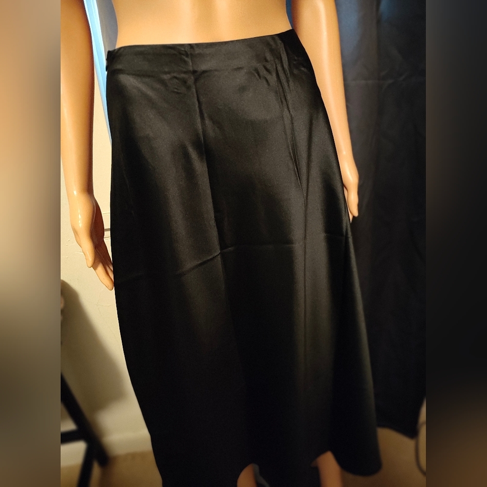 Elegant Black Satin Skirt - Picture 4 of 7